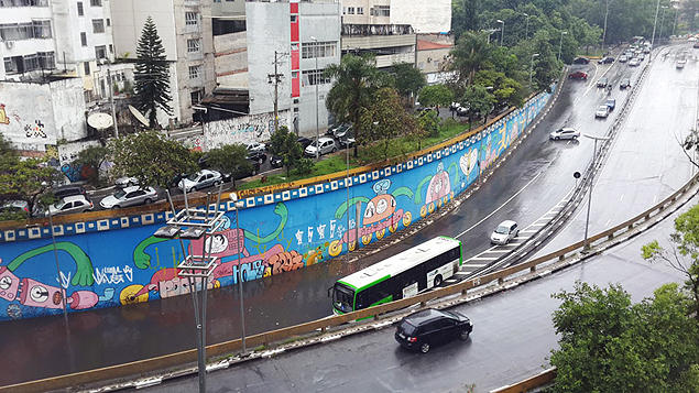 Veculos tentam superar alagamento no tnel Roberto Fanganiello Melhem, que liga as avenidas Paulista, Rebouas e Doutor Arnaldo