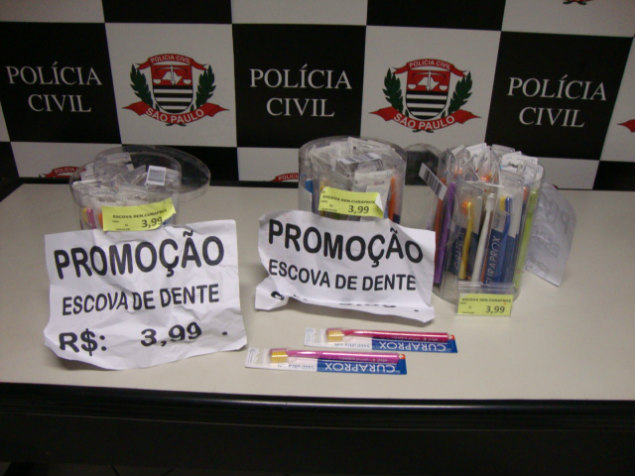 Uma empresria foi presa suspeita de vender carga de escovas de dentes roubadas em uma franquia da rede de supermercados Dia, na Vila Rica, zona norte de So Paulo