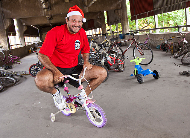 André Pasqualini, da ONG que reforma e doa bicicletas para crianças carentes; entidade espera doação de 200 "magrelas"