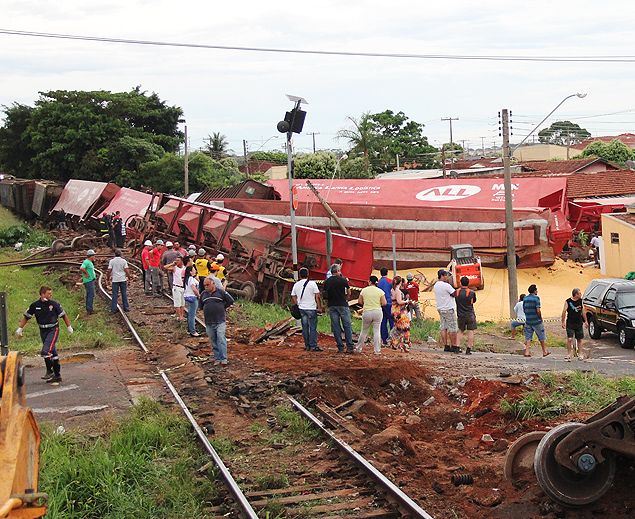 Trem carregado de milho descarrilou na tarde deste domingo em São José do Rio Preto; sete pessoas morreram