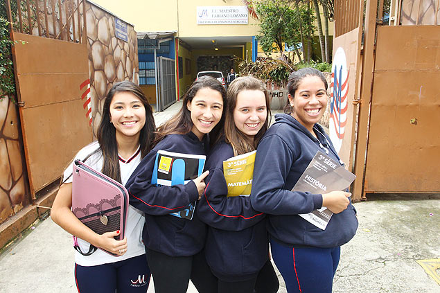 Estudantes em frente  Escola Estadual Maestro Fabiano Lozano, na Vila Mariana; alunos elogiam estrutura e rigor da unidade