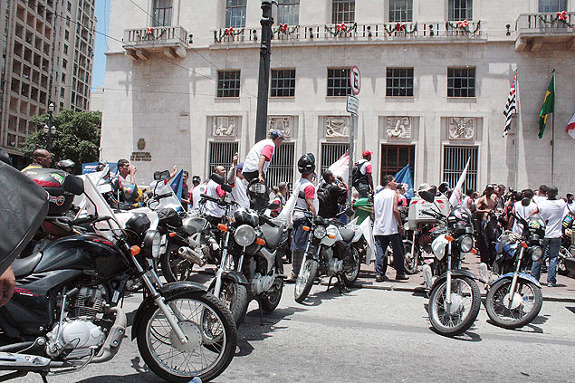 Motoboys fecham viaduto do Ch, em frente ao prdio da prefeitura de SP; eles querem a continuidade das motofaixas na cidade