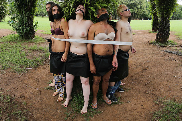 Manifestantes ficam seminus no parque Ibirapuera, na zona sul de São Paulo, em protesto pela liberdade da nudez