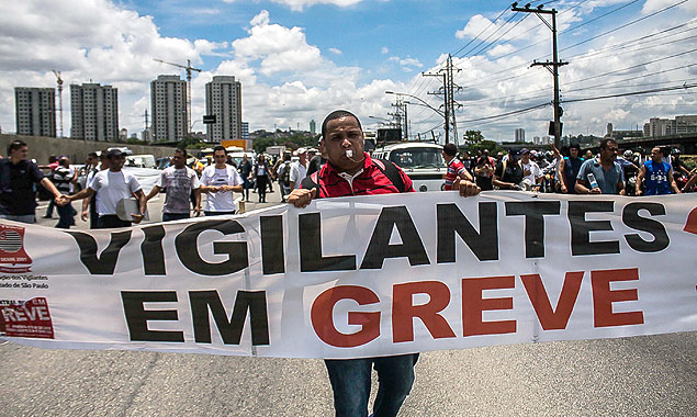 Grupo de vigilantes que atuam na USP bloqueia a marginal Pinheiros; categoria pede reajuste salarial