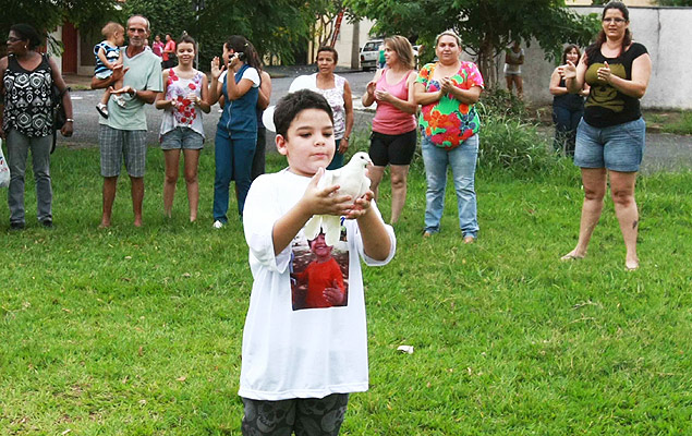 Menino de 7 anos solta pomba branca em ato que pediu "justia" no Jardim Independncia, em Ribeiro Preto, onde Joaquim morava