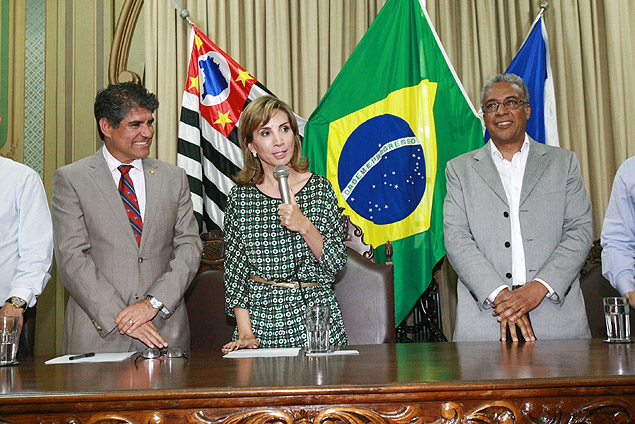 A prefeita de Ribeiro Preto, Drcy Vera, com o secretrio de Administrao, Marco Antonio dos Santos ( direita)