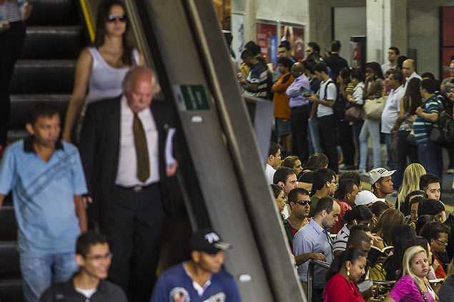 Passageiros enfrentam filas para embarcar na estao Palmeiras-Barra Funda; estao abriu duas horas aps o horrio habitual