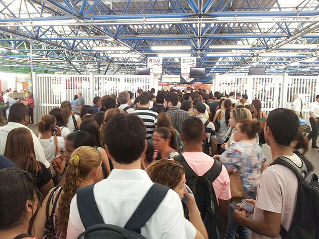 Passageiros do metr enfrentam longas filas para entrar na Barra Funda aps pane que deixou estao fechada logo cedo 