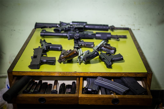 Polcia Militar apreende armas, drogas e maquinrio utilizado para refino em casa em Guarulhos (Grande SP), em 2013