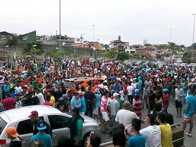 Jovens se reúnem em frente ao Shopping Itaquera Metrô Itaquera