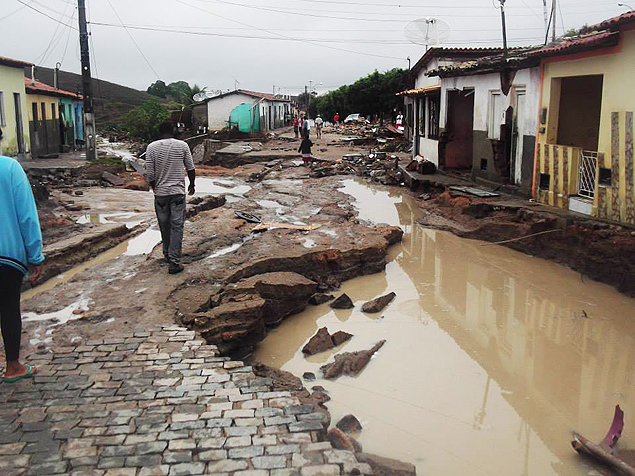 Temporal causa destruio e mortes na cidade de Lajedinho, na Bahia 
