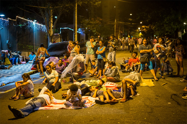Manifestantes do grupo sem-teto MSTS protestam em frente  casa do prefeito Fernando Haddad, no Paraso, zona sul de So Paulo 