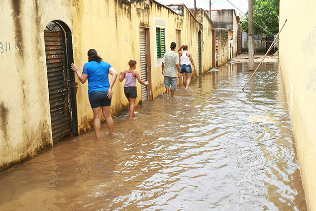 Casas na rua Amparo alagadas pela forte chuva que atingiu Ribeiro Preto (SP) na madrugada da tera-feira (10)