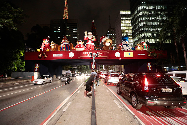 Decorao de Natal montada na avenida Paulista, no centro de So Paulo; apresentaes acontecem at dia 25