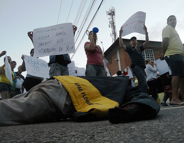 Manequim colocado no cho por manifestantes 'pr-mendigos' simboliza morador de rua durante o protesto