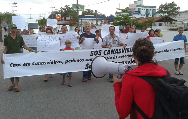 Manifestantes carregam faixas e cartazes em protesto sobre a presena de mendigos da praia de Canasvieiras, em Florianpolis