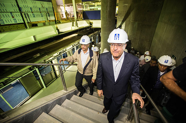 Governador Alckmin e secretário de transportes (de jaqueta clara) visitam as instalações da futura estação Adolfo Pinheiro