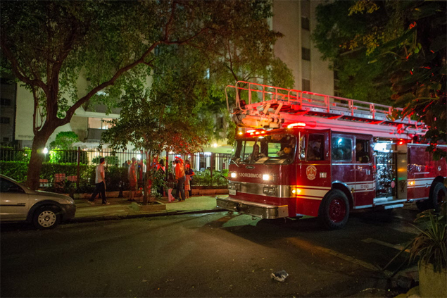 Bombeiros atendem chamado de incndio em apartamento de edifcio na rua So Vicente de Paula, na Santa Ceclia, regio central de SP