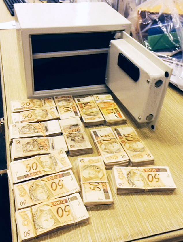 Dinheiro apreendido no apartamento do fiscal Ronlson Rodrigues, em Santos (no litoral de So Paulo, no final de outubro