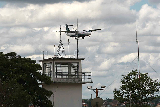 Avio da Azul chega ao aeroporto Bartholomeu de Gusmo, em Araraquara, que volta a ter voos depois de seis anos