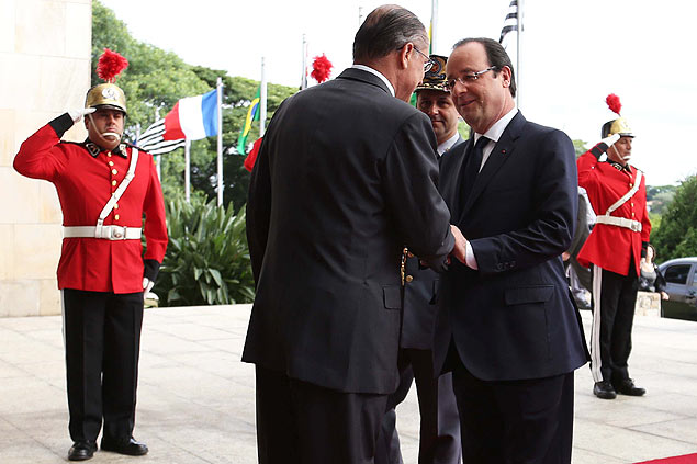 O governador de So Paulo Geraldo Alckmin e o presidente da Frana Franois Hollande, na manh desta sexta-feira (13), no Palcio dos Bandeirantes