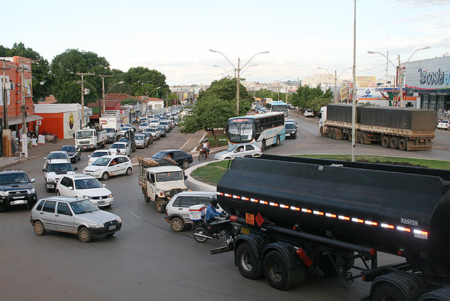 Trnsito no centro de Barreiras (BA), onde carros e motos disputam espao com caminhes e carretas