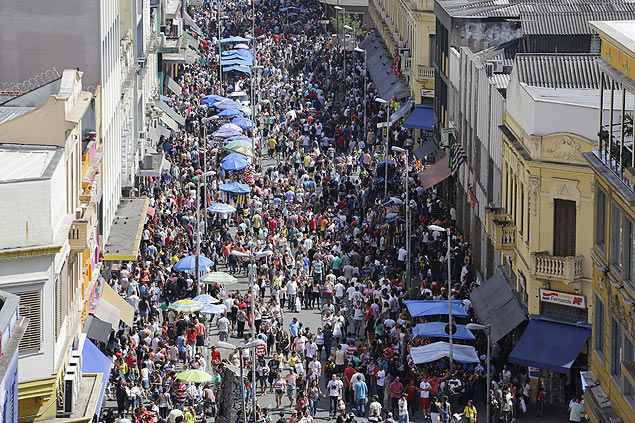 Multido de consumidores faz compras na rua 25 de Maro, centro de comrcio popular de So Paulo, na manh deste sbado (14)