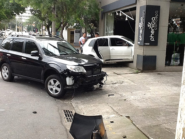 Carro invade loja após bater em outro veículo no Jardim América, zona oeste de SP; acidente ocorreu na tarde deste sábado (14)