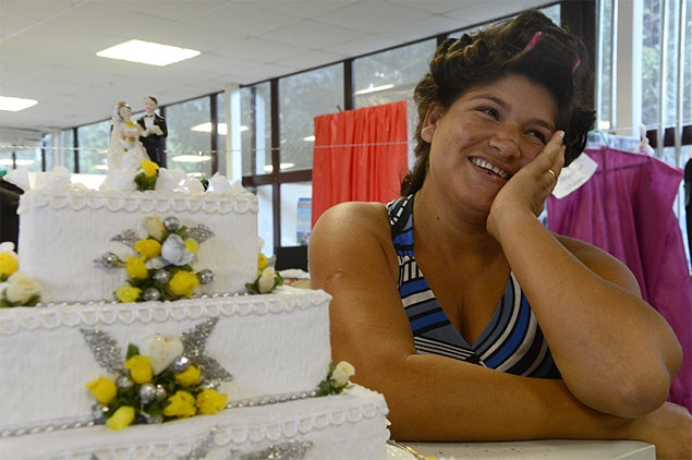 Carroceira Maria Aparecida Bezerra Lima, 27,durante preparao para o casamento coletivo ocorrido ontem no Distrito Federal