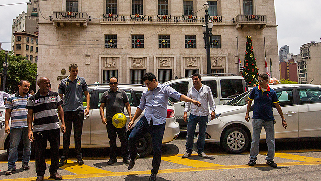 Taxistas jogam bola em frente a Prefeitura de São Paulo durante protesto nessa segunda-feira (16) 