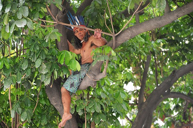 Índio permanece em árvore há mais de 12 horas após protesto na região do Maracanã, no Rio