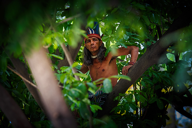 O indígena Urutau, da tribo Guajajara, resistiu mais de 24 horas em cima de uma árvore no Rio