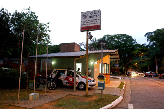 Carro da PM estacionado em base comunitria na esquina da avenidas Sagres e Quarto centenrio, no Jardim Luzitnia, zona sul de SP