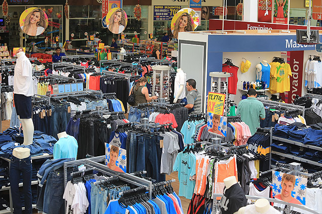 Consumidores em hipermercado na avenida Presidente Vargas, na zona sul de Ribeiro Preto, que teve aumento no PIB