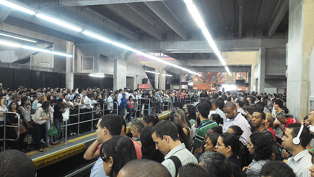 Trem da linha 3-vermelha quebrou na estao Palmeiras-Barra Funda; passageiros enfrentaram plataformas lotadas