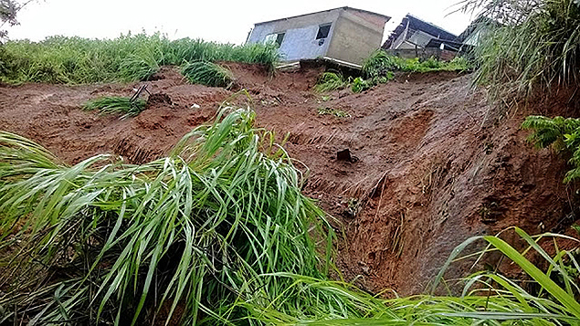 Moradores de Capelinha, em Minas Gerais, enfrentam deslizamento e enchentes por conta de forte temporal