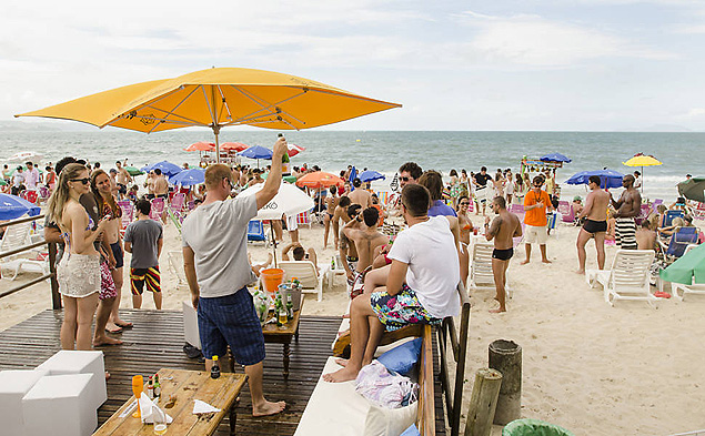 Turistas em 'beach club' de Jurerê Internacional, em Florianópolis