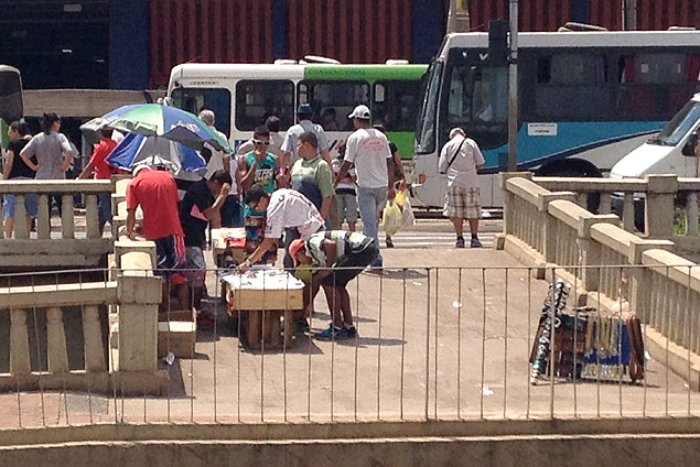Ambulantes se concentram em ponte de passagem de pedestres sobre o ribeiro Preto, na regio da baixada