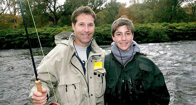 Fundao Bring Sean Home ("tragam Sean para casa") divulga foto do garoto de 13 anos, ao lado do pai, o americano David Goldman, em pescaria; Sean foi levado do Brasil na vspera do Natal de 2009