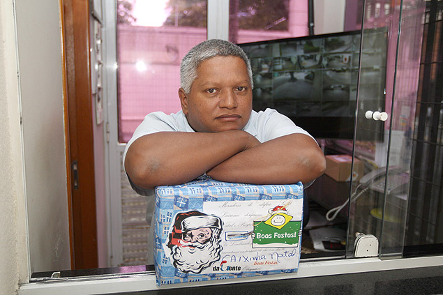 O porteiro do edifcio Sant Laurence Sebastio Miguel Costa, 41, ganhou R$ 700 no ano passado com a caixinha de Natal