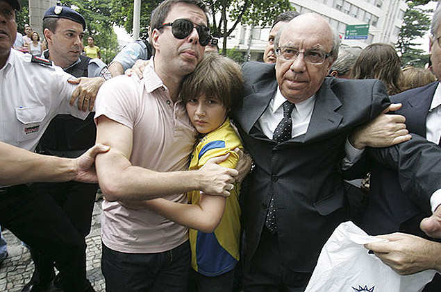 Tumulto no momento em que Sean Goldman deixa o Brasil abraçado ao padrasto