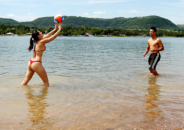 Turistas jogam bola na praia da represa Jaguara, em Rifaina (SP); aluguel de casas pode custar at R$ 12 mil na estao