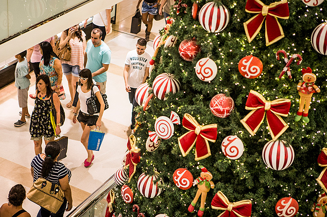 Consumidores fazem compras de última hora no shopping Ibirapuera
