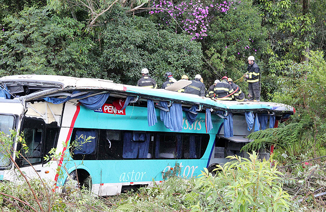nibus com destino ao Rio de Janeiro caiu em ribanceira na rodovia Rgis Bittencourt; acidente deixou 14 mortos e vrios feridos