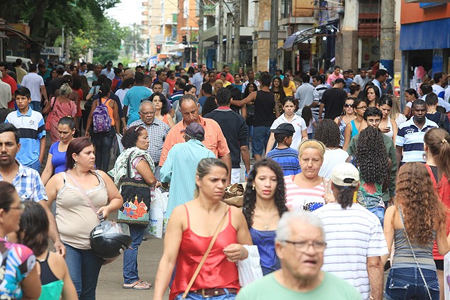 Calado do centro de Ribeiro Preto ficou lotado de consumidores para as compras de ltima hora para o Natal