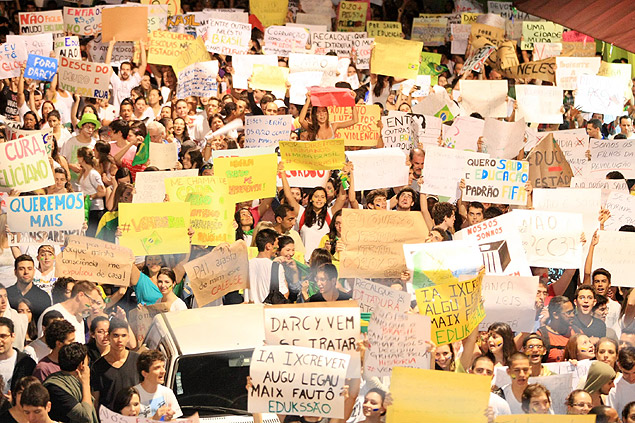 Manifestantes com cartazes passam em frente  sede da Prefeitura de Ribeiro Preto; protesto reuniu 25 mil pessoas