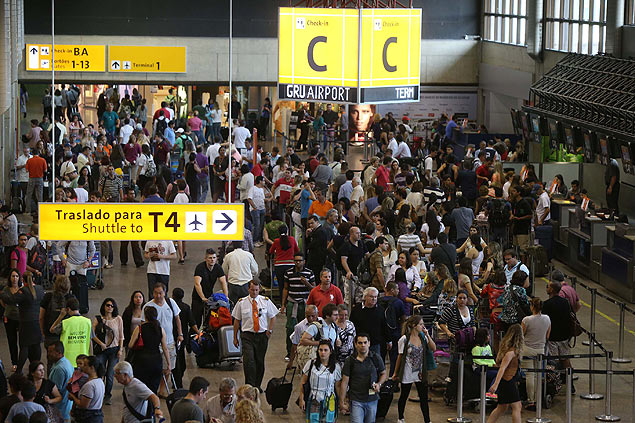 GUARULHOS,SP,27.12.2013:AEROPORTO/CUMBICA/MOVIMENTAO - Movimentao intensa de passageiros no aeroporto de Cumbica em Guarulhos, SP, na manh desta sexta-feira (27). (Foto: Marcos Bezerra/Futura Press/Folhapress) *** PARCEIRO FOLHAPRESS - FOTO COM CUSTO EXTRA E CRDITOS OBRIGATRIOS ***