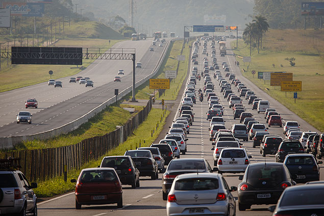 Motoristas enfrentam trfego intenso na rodovia dos Imigrantes, na altura do km 25 neste sbado (28)
