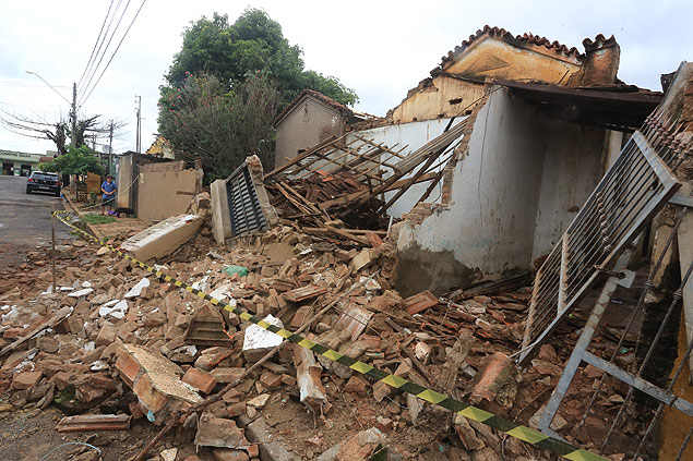 Imvel com a frente destruda aps o desabamento do telhado no bairro Campos Elseos, em Ribeiro Preto