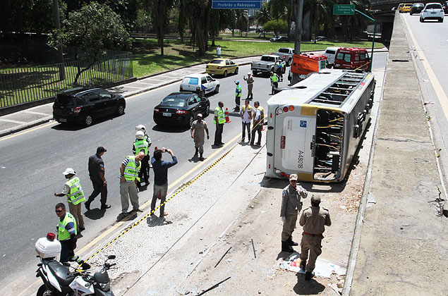 nibus tomba no acesso ao elevado da Paulo de Frontin e deixa 10 pessoas feridas no Rio de Janeiro